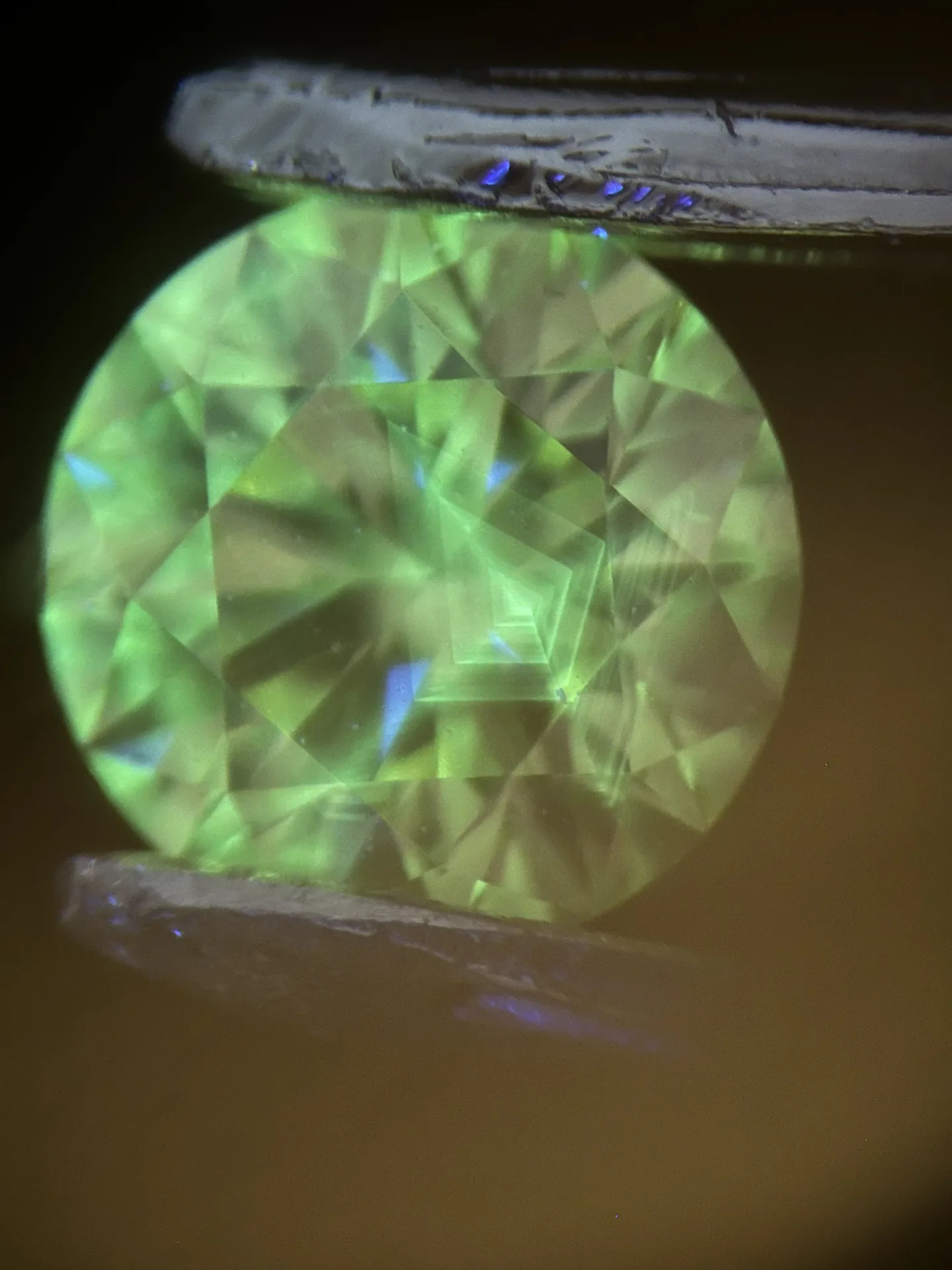 Synthetischer HPHT-Diamant zwischen gekreuzten Polfiltern (gleicher Stein wie 139)
