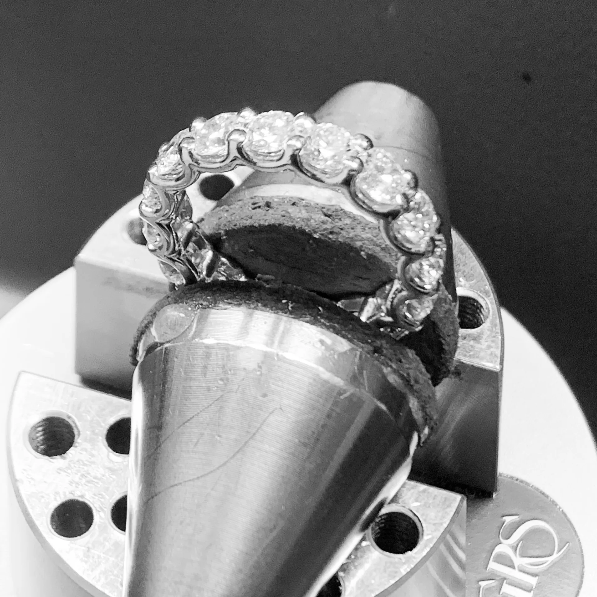 Memory-Ring während des Fassens, Schwarz-Weiß-Aufnahme