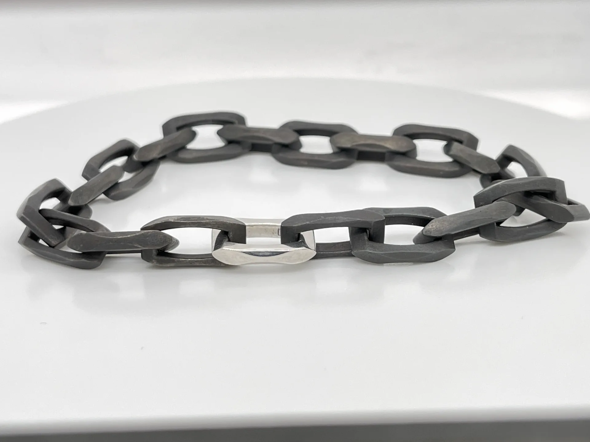 Das fertige Armband: der helle Verschluss besteht aus Platin, die übrigen Bestandteile sind geschwärzt
