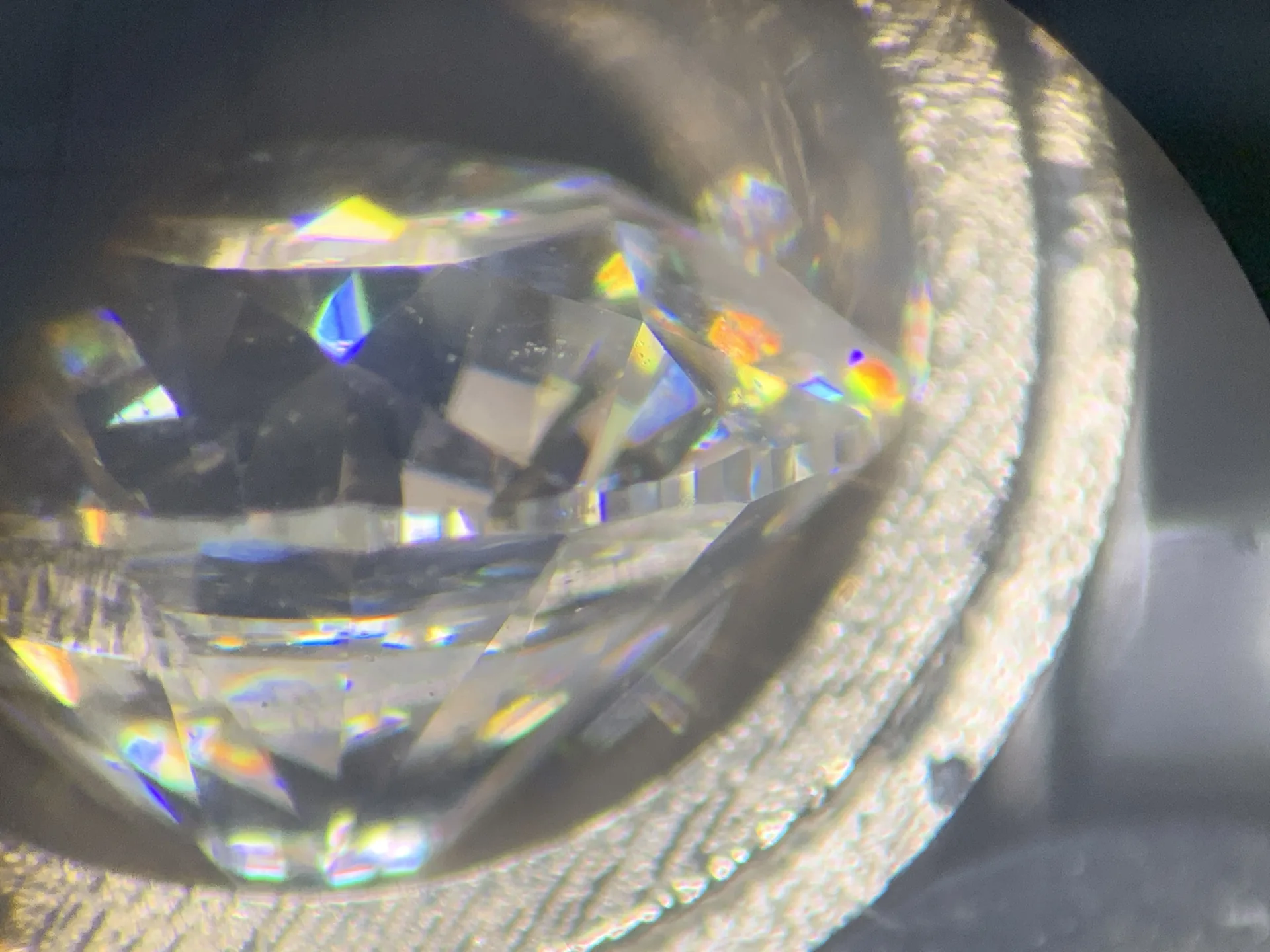 Diamant im Brillantschliff, zweite Aufnahme: Absuchen der Rundiste nach der Lasergravur