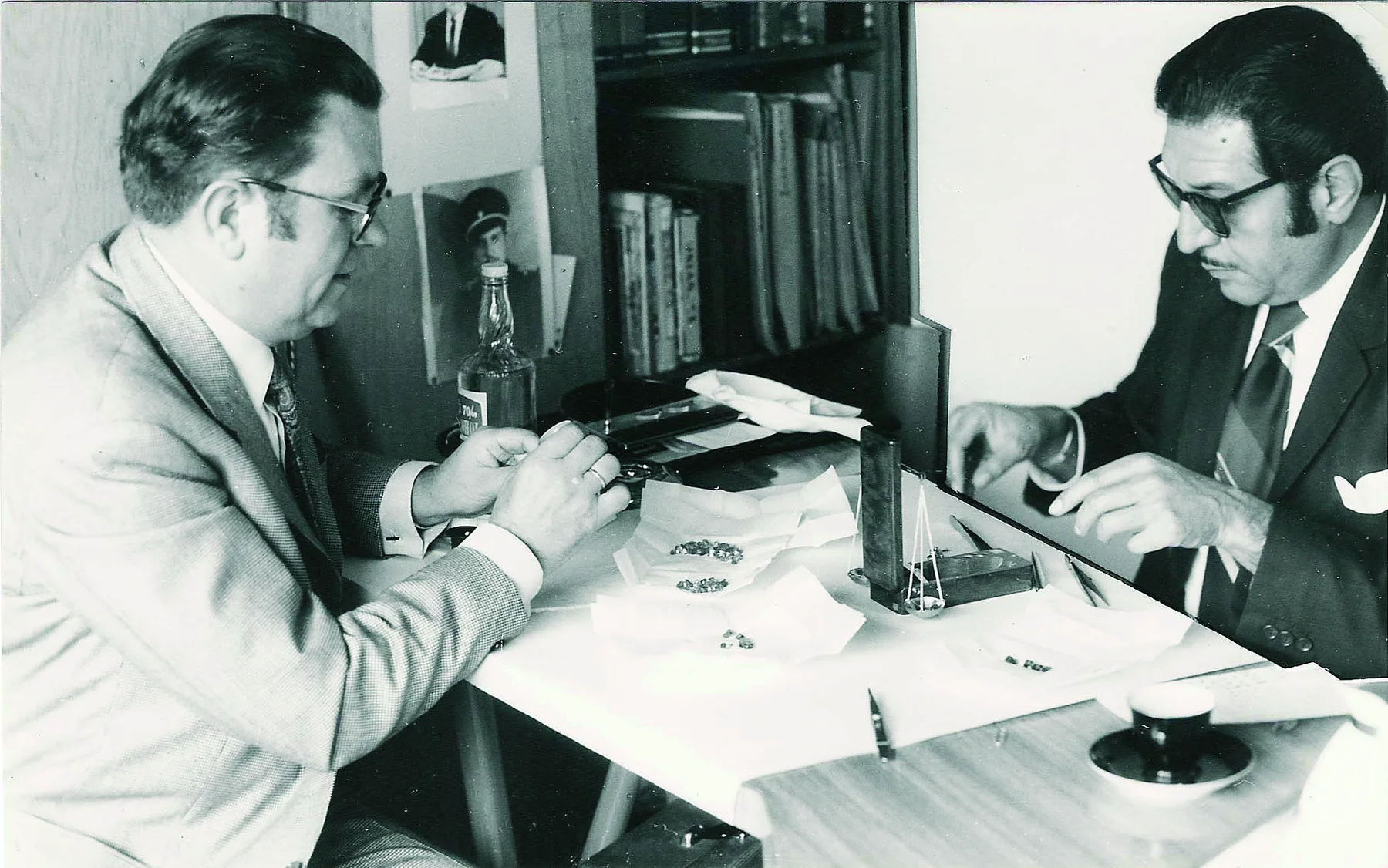 Otto George prüft in den 1960er-Jahren beim Edelsteineinkauf die Qualität von Smaragden während Einkaufsverhandlungen