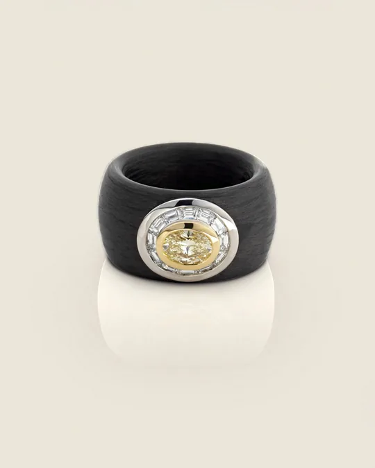 Breiter schwarzer Ring mit gelbem Diamanten im Kranz aus Baguette-Diamanten